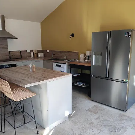 Les Combes Avec Piscine Chauffee بيت للعطل Proissans