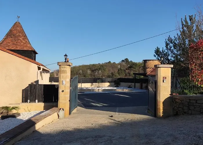 Les Combes Avec Piscine Chauffee Proissans