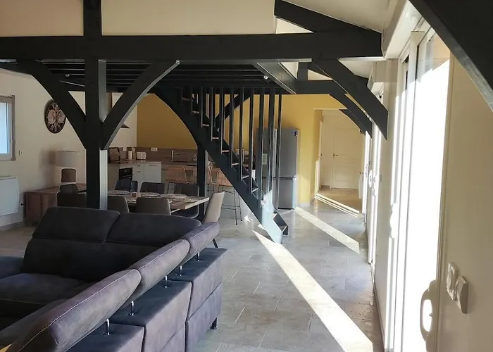 Les Combes Avec Piscine Chauffee بيت للعطل *