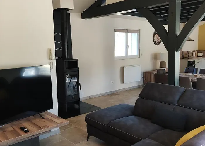 Les Combes Avec Piscine Chauffee بيت للعطل *