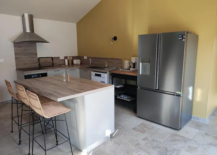 Les Combes Avec Piscine Chauffee بيت للعطل Proissans