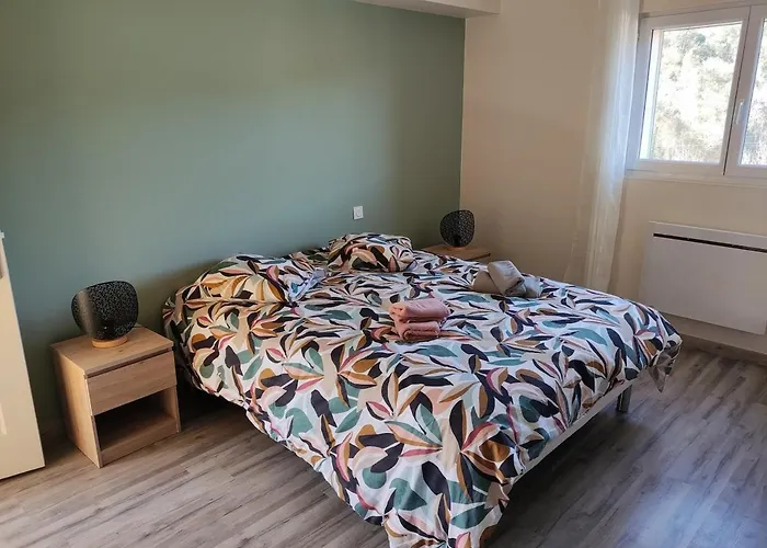 Les Combes Avec Piscine Chauffee بيت للعطل *