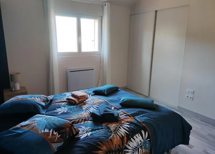 Les Combes Avec Piscine Chauffee بيت للعطل *